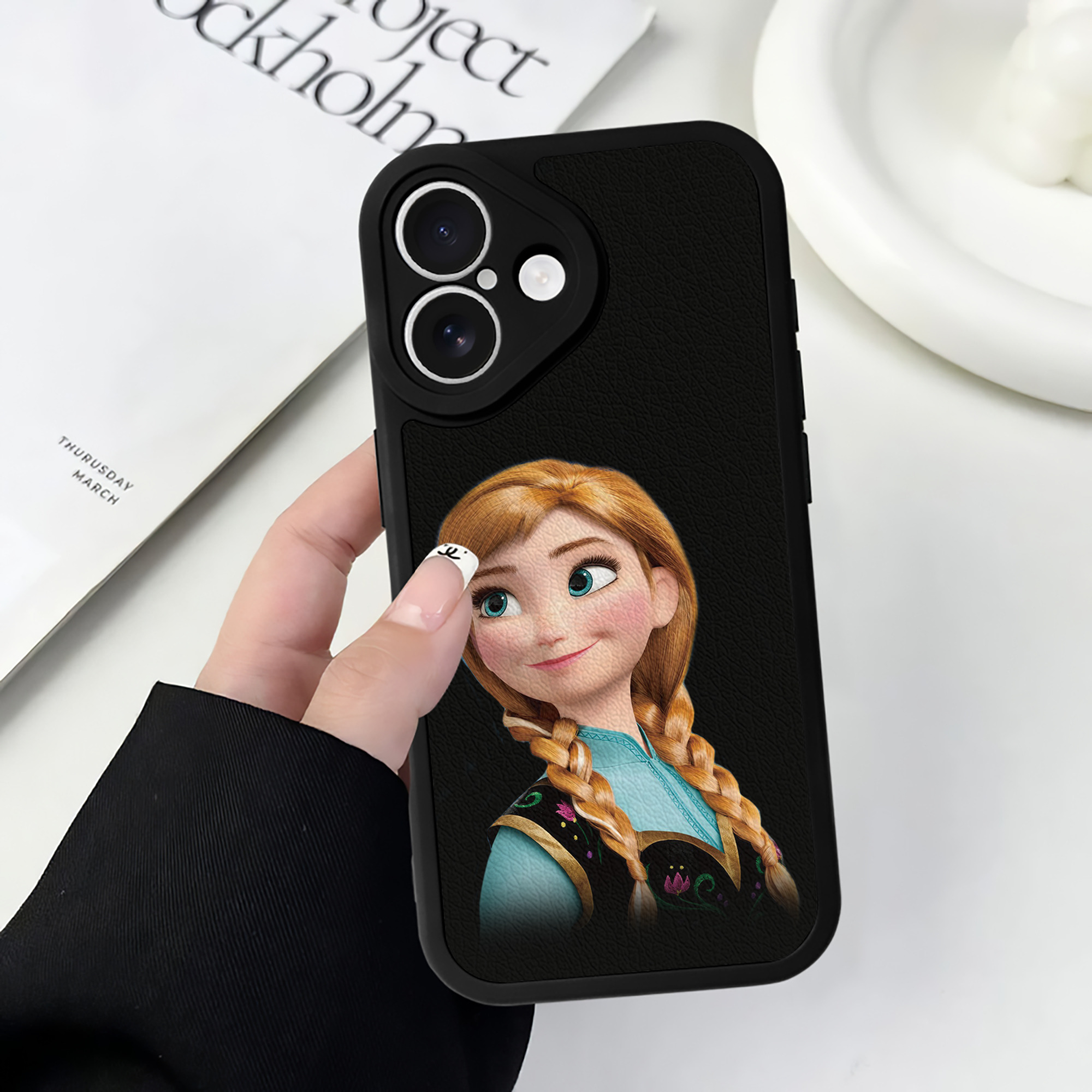 （画像用） アナと雪の女王 アンナ エルサ Frozen Anna Elsa 【iPhone 16シリーズ対応】シリコンスマホケース（レザー調） 材質：シリコン